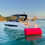 Lancha Coral 26 Bubbles com acessórios de lazer e churrasqueira na popa