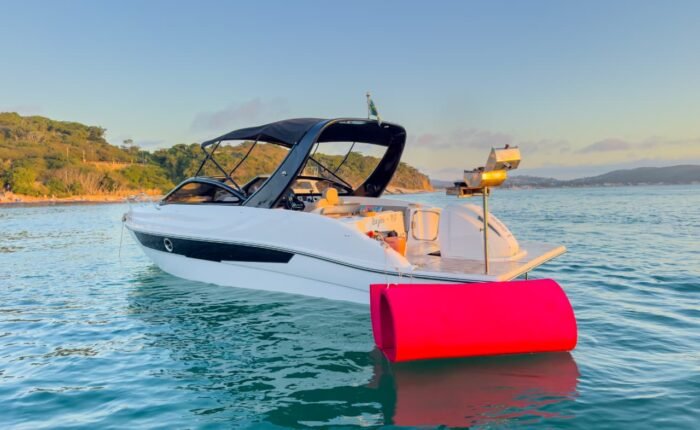 Lancha Coral 26 Bubbles com acessórios de lazer e churrasqueira na popa