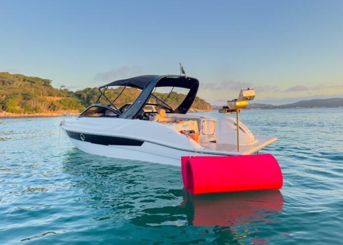 Lancha Coral 26 Bubbles com acessórios de lazer e churrasqueira na popa