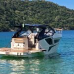 Lancha Zath Mariner 328 HT Tigre navegando em águas calmas