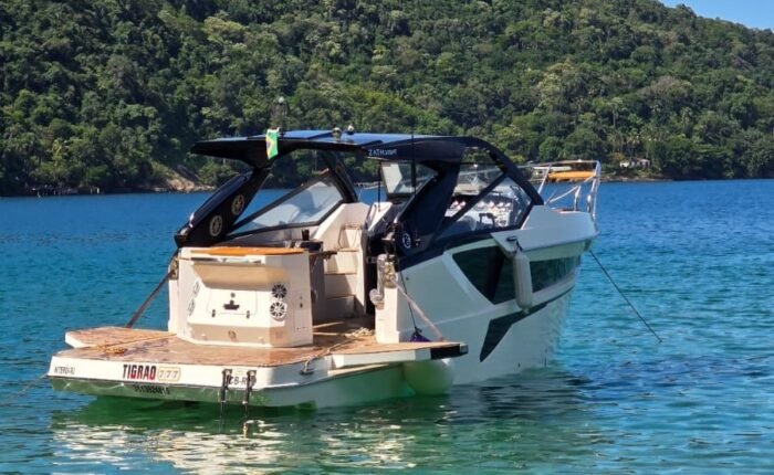 Lancha Zath Mariner 328 HT Tigre navegando em águas calmas