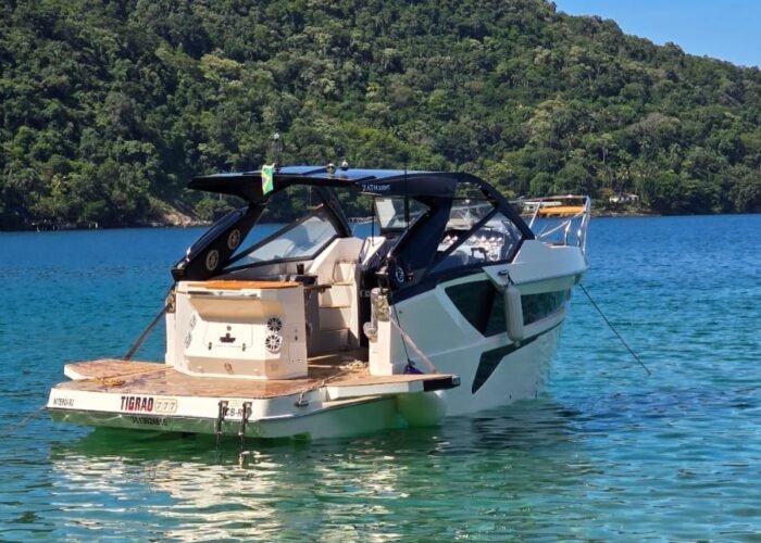 Lancha Zath Mariner 328 HT Tigre navegando em águas calmas