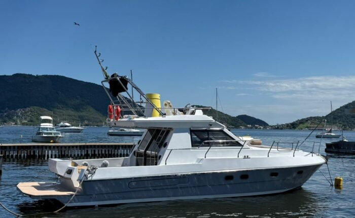 Lancha Sea Baron 40 Afrodite atracada, vista lateral completa da embarcação na Baía de Guanabara