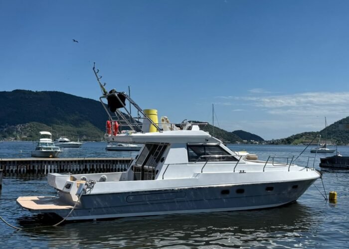 Lancha Sea Baron 40 Afrodite atracada, vista lateral completa da embarcação na Baía de Guanabara
