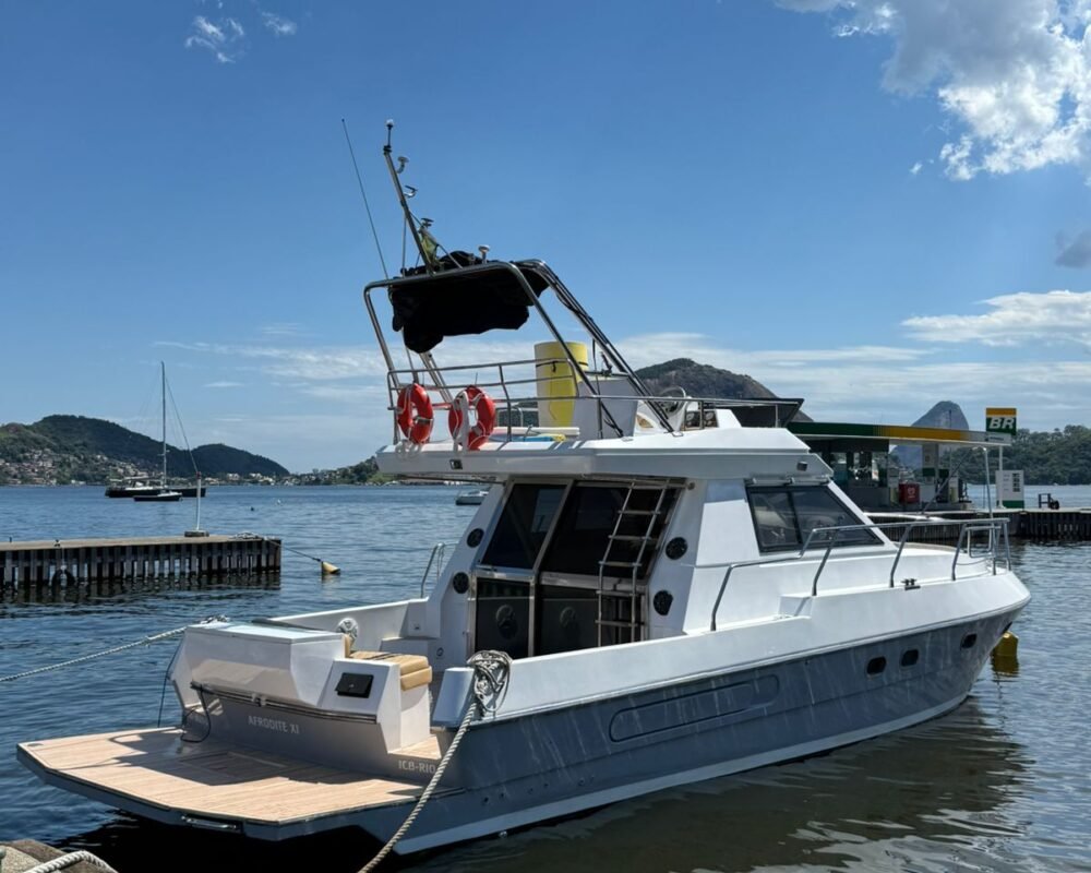 Popa da Lancha Sea Baron 40 Afrodite atracada, com acesso à área externa traseira