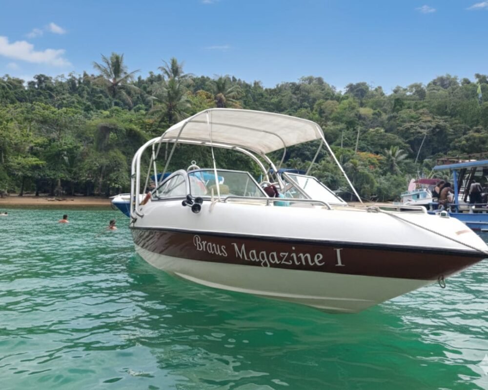 Lancha Phoenix Braus Magazine I ancorada em praia de Paraty RJ