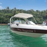 Lancha Phoenix Braus Magazine I ancorada em praia de Paraty RJ