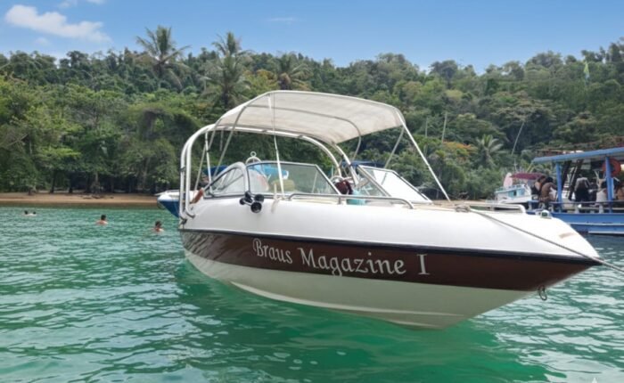 Lancha Phoenix Braus Magazine I ancorada em praia de Paraty RJ