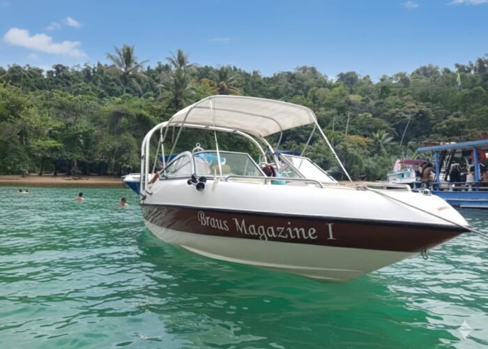 Lancha Phoenix Braus Magazine I ancorada em praia de Paraty RJ