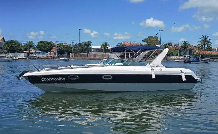 Lancha Tecnoboats 28 Alpha Vibe na marina de Cabo Frio, vista lateral