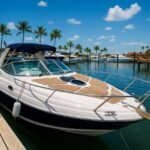 Lancha Focker 255 de 25 pés vista de lado, atracada em marina com água calma ao fundo