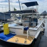 Convés traseiro da lancha Carbrasmar 39 atracada na Marina da Glória com o Pão de Açúcar ao fundo