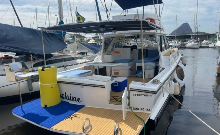Convés traseiro da lancha Carbrasmar 39 atracada na Marina da Glória com o Pão de Açúcar ao fundo