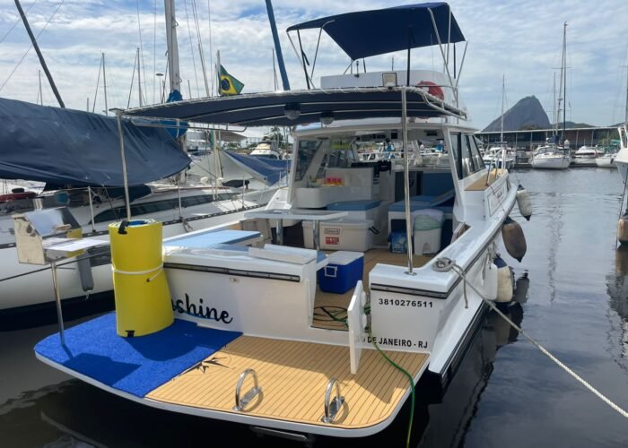 Convés traseiro da lancha Carbrasmar 39 atracada na Marina da Glória com o Pão de Açúcar ao fundo