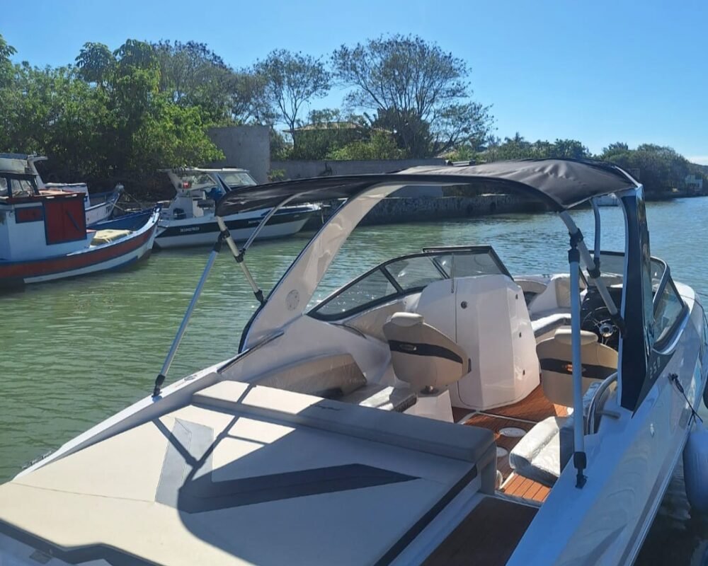 Lancha Ventura 25 atracada no canal de Búzios com toldo e motor de 250 HP