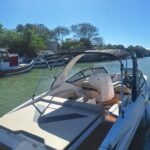 Lancha Ventura 25 atracada no canal de Búzios com toldo e motor de 250 HP