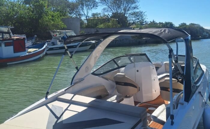 Lancha Ventura 25 atracada no canal de Búzios com toldo e motor de 250 HP