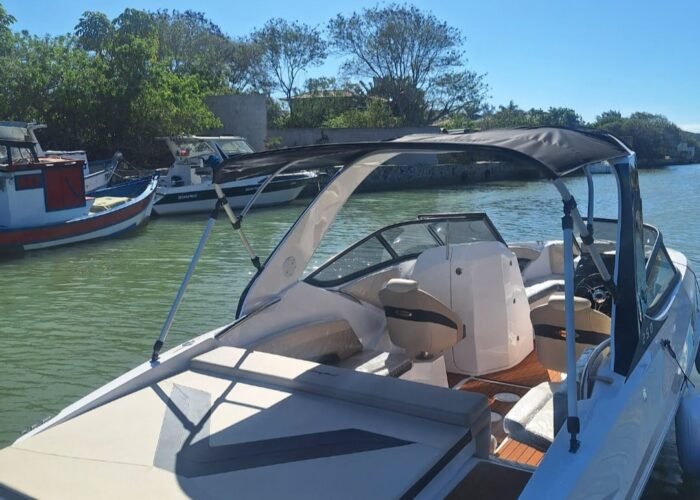 Lancha Ventura 25 atracada no canal de Búzios com toldo e motor de 250 HP