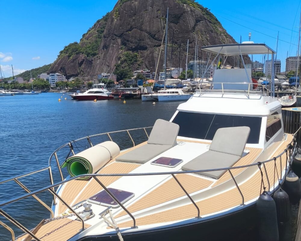 Lancha Maris 50 Fly atracada na Marina da Glória com o Pão de Açúcar ao fundo