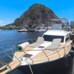 Lancha Maris 50 Fly atracada na Marina da Glória com o Pão de Açúcar ao fundo