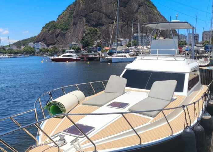 Lancha Maris 50 Fly atracada na Marina da Glória com o Pão de Açúcar ao fundo