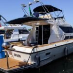 Lancha Intermarine Oceanic 36 atracada na Marina da Glória no Rio de Janeiro, vista de popa em três quartos