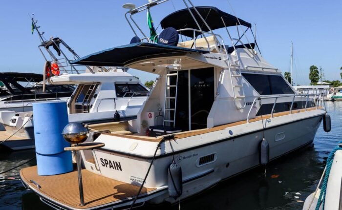 Lancha Intermarine Oceanic 36 atracada na Marina da Glória no Rio de Janeiro, vista de popa em três quartos
