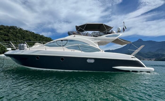 Vista lateral completa da Lancha Azimut 43 ancorada em Angra dos Reis com mar esverdeado