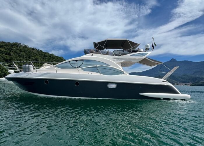 Vista lateral completa da Lancha Azimut 43 ancorada em Angra dos Reis com mar esverdeado